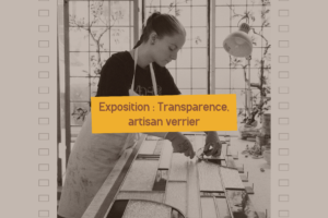 Artisan verrier en train de découper du verre dans son atelier, en préparation de l’exposition Transparence à épi'sol