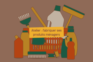 Illustration d’un panier rempli de produits ménagers (bouteilles, balais, éponges, brosses) sur fond marron, avec un encart jaune portant le texte : « Atelier : fabriquer ses produits ménagers ».