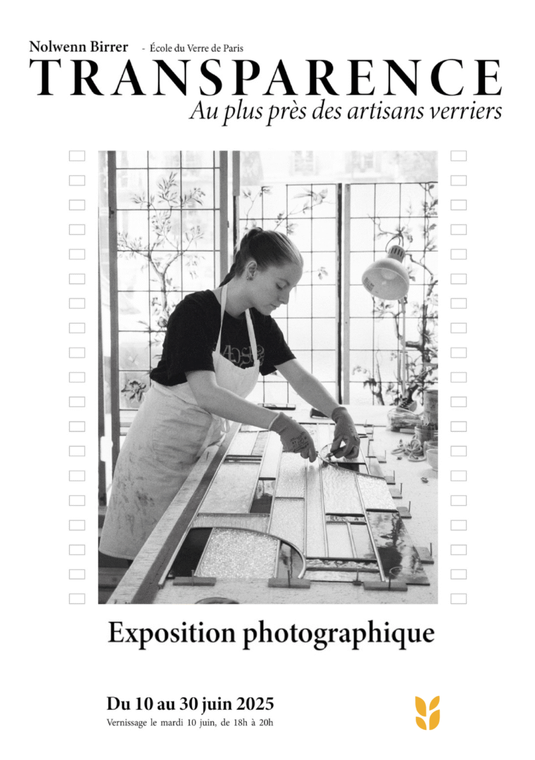 Artisan verrier en train de découper du verre dans son atelier, en préparation de l’exposition Transparence à épi'sol