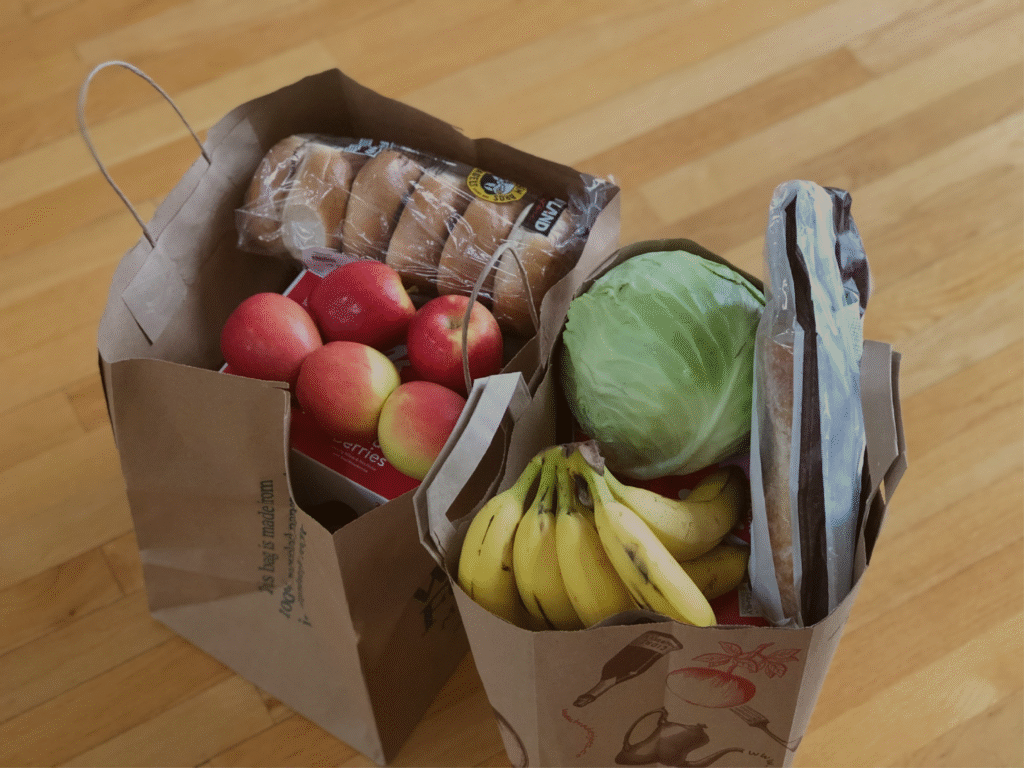 Photographie de sac, panier de distribution contenant des produits divers à la destination des étudiants bénéficiaires de l'association épi'sol